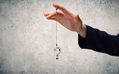 24年亚马逊与沃尔玛份额之争：谁将执掌非必需品市场？